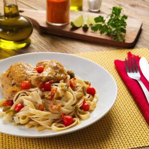 Fettuccine ao Molho de Frango com Pimenta Biquinho